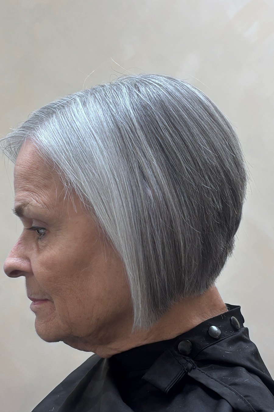 Graduated Bob - low maintenance short grey hairstyles for women