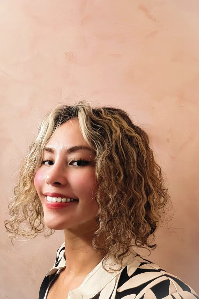 haircut for round face curly hair